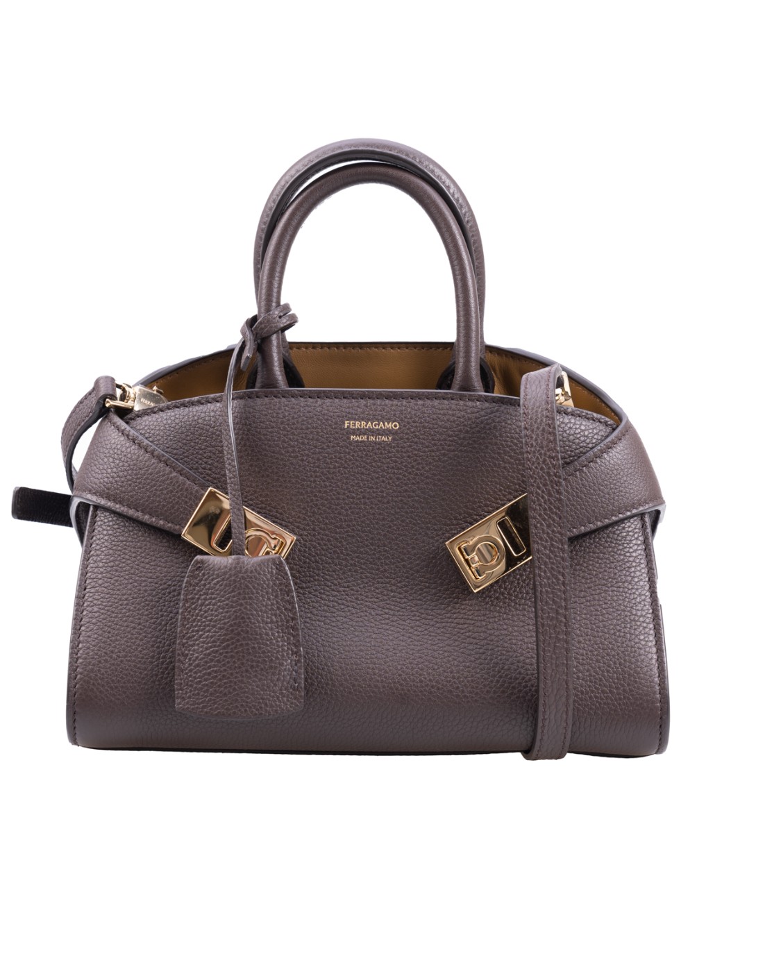 shop SALVATORE FERRAGAMO  Borsa: Salvatore Ferragamo mini bag "Hug".
Forme avvolgenti e stondate, con quadrante posteriore che abbraccia i soffietti laterali e si chiude sul davanti con fibbie Gancini in finitura dorata.
Chiusura interna con anello, il charm portachiavi e la tracolla rimovibile per una doppia opzione di styling.
Luce tracolla: 55 cm.
Dimensioni: Altezza 14.0 CM  Lunghezza 22.5 CM  Profondità 11.0 CM.
Composizione: vitello.
Made in Italy.. 215975 HUG MINI-778490 number 1544422